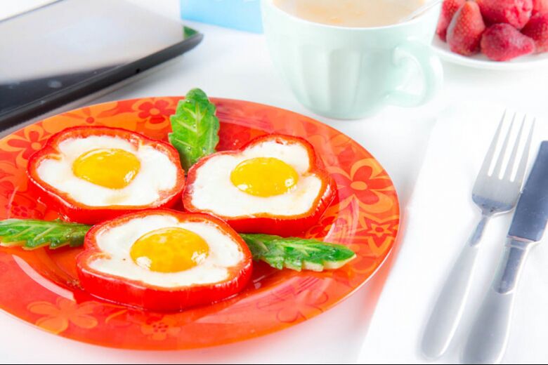 Fried eggs in paprika - a hearty dish on the menu for eating eggs