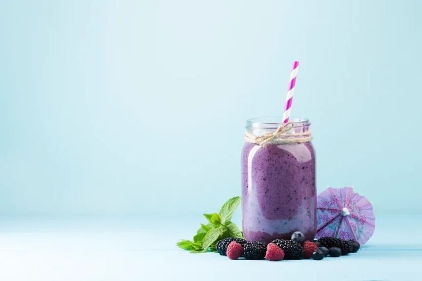 Fruit and berry smoothie on a low-carb diet
