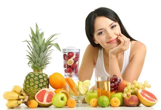 girl prepares fruit smoothie for weight loss