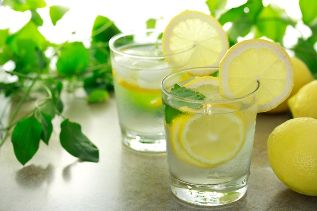 water with lemon